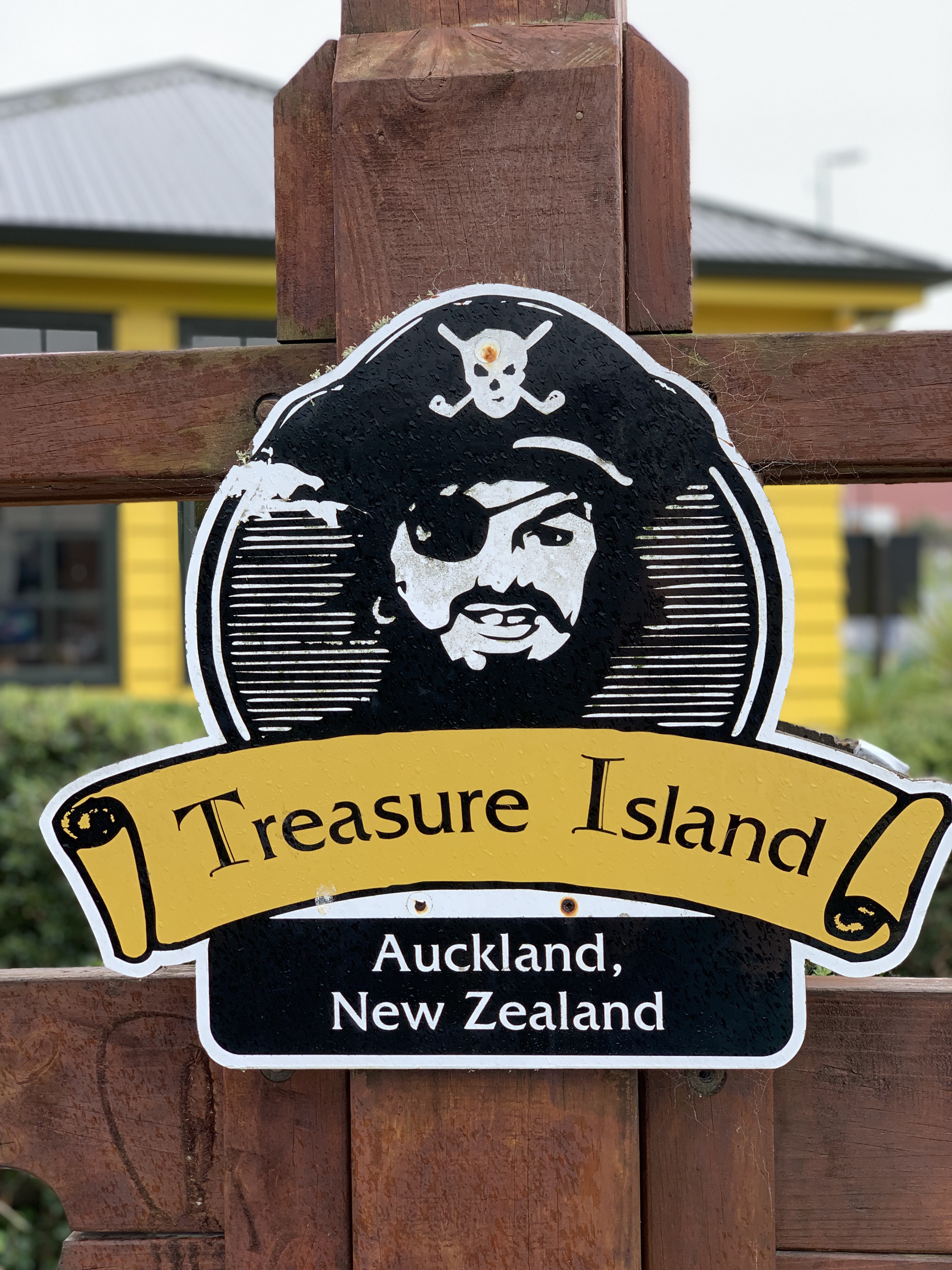 Logo of the treasure island mini golf course in Auckland